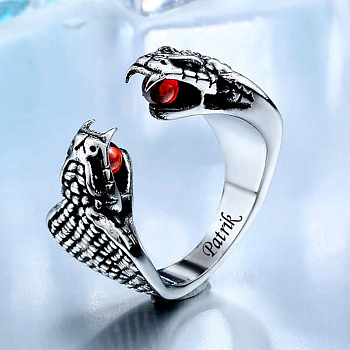Sebészeti acélból készült gyűrű Snake vörös kövekkel
